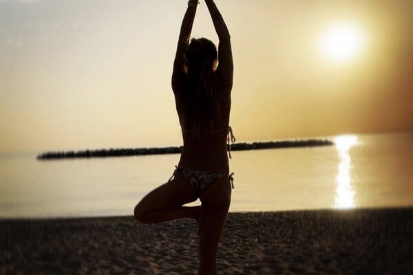 Karla Rossette yoga vrikshasana spiaggia alba