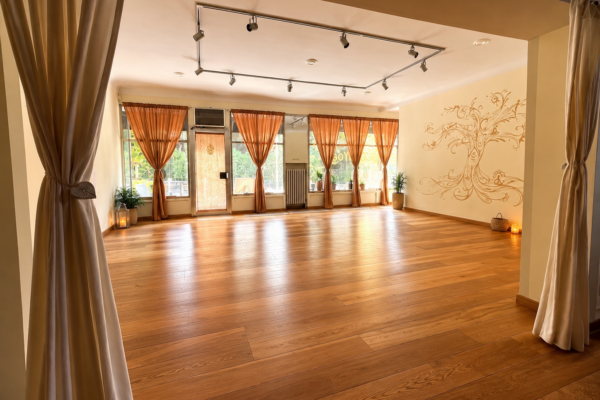 OmYoga Community sala principale vetrina